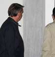 Ex-presidente Jair Bolsonaro entra em residência em Kissimmee, na Flórida, após deixar hospital   Foto: Reuters