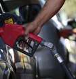 Futuro dos impostos sobre combustíveis, política de preços da Petrobras e venda de refinarias são questões que terão de ser respondidas pelo novo governo nos próximos meses  Foto: Marcelo Camargo/Agência Brasil / BBC News Brasil