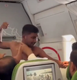 Passageiro sem camisa troca socos com outro homem dentro de avião  Foto: Reprodução/Twitter/@Bitanko_Biswas
