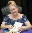 Colleen Hoover, autora da obra 'É Assim Que Acaba', que virou febre no TikTok e acumulou mais de um milhão de exemplares vendidos no Brasil.  Foto: Instagram.com/@colleenhoover / Estadão