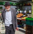 Seu João Leiva, de 82 anos, compra alguns legumes e frutas no mercado.  Foto: FOTO TIAGO QUEIROZ/ESTADÃO 