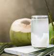 A água de coco está entre os alimentos que reduzem a sensação de cansaço –   Foto: Shutterstock / Alto Astral