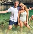 Angélica e Luciano Huck posaram em águas cristalinas, mas o que roubou a cena foi a pinta da artista.  Foto: Reprodução, Instagram / Purepeople