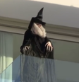 Bruxa apontada para a casa da ex-sogra é vista na varanda da casa de Shakira; vídeo  Foto: Reprodução/Twitter