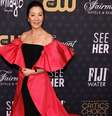 Michelle Yeoh surgiu com um vestido Barbiecore no ‘Critics Choice Awards 2023’ –  Foto: Reprodução / Instagram / Alto Astral