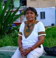 Imagem mostra a professora Francy Júnior no local onde era o Seringal Mirim, hoje uma praça ao lado de uma estação de energia.  Foto: Alma Preta