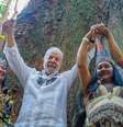 Imagem mostra Lula e lideranças indígenas na Amazônia.  Foto: Imagem: Reprodução/Ricardo Stuckert / Alma Preta