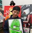 Dudu, irmão do criador do projeto, exibe seu desenho  Foto: Gabriel Veiz