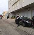 Policiais diante do primeiro esconderijo de Matteo Messina Denaro, em Campobello di Mazara  Foto: ANSA / Ansa - Brasil