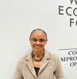 A imagem mostra Marina Silva em frente a um letreiro do Fórum Econômico Mundial.  Foto: Imagem: Reprodução/Twitter Marina Silva / Alma Preta