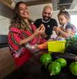 Grazi Massonetto ao lado do marido Rafael e da filha Elis, de 2 anos: ela resolveu flexibilizar o consumo de carne; ele continua vegetariano  Foto: Taba Benedicto/Estadão / Estadão