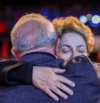 Dilma e Lula abraçados durante comício do petista  Foto: Divulgação/Ricardo Stuckert