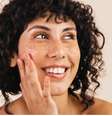 Entre os benefícios proporcionados pela esfoliação está uma melhor absorção de ativos pela pele -  Foto: Shutterstock / Alto Astral
