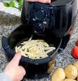 Pão parmesão com linguiça na airfryer, ótima opção de lanche da tarde- Foto: Guia da Cozinha  Foto: Guia da Cozinha