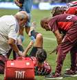 Ferraresi, do São Paulo, recebe atendimento durante partida contra o Palmeiras  Foto: Renato Gizzi/Photo Premium / Gazeta Press