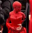 Doja Cat representando “O Inferno”, de Dante Alighieri, na plateia de Schiaparelli   Foto: Reprodução/Instagem/@schiaparelli / Elas no Tapete Vermelho