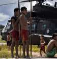 Imagem mostra jovens do povo Yanomami em Roraima.  Foto: Imagem: Nelson Almeida/AFP / Alma Preta