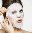 As máscaras são ótimas aliadas para uma limpeza de pele digna de spa –  Foto: Shutterstock / Alto Astral