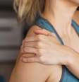 Saiba como amenizar a dor no ombro mudando hábitos no dia a dia -  Foto: Shutterstock / Alto Astral