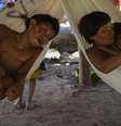 Família indígena Yanomami descansa em sua cabana na comunidade Irotatheri, no Amazonas  Foto: AFP/Getty Images / BBC News Brasil