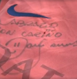 Daniel Alves distribui autógrafos para detentos em presídio onde está preso por agressão sexual. “Abraço com amor”, escreveu o jogador brasileiro na dedicatória  Foto: Reprodução