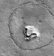 Furos, círculo e "nariz" formam a imagem de um urso em Marte  Foto: Nasa
