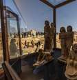 Uma das tumbas em Saqqara incluía uma coleção das "maiores estátuas" já encontradas na área, disse um alto funcionário.  Foto: Divulgação