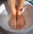 Saiba como fazer um bom escalda-pés em casa -  Foto: Shutterstock / Alto Astral