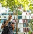 O recenseador Wesley Mendonça relata dificuldade em fazer entrevistas para o Censo 2022 em Higienópolis, bairro nobre da capital paulista  Foto: Daniel Teixeira/Estadão / Estadão