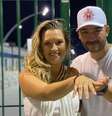 O local escolhido para o pedido não podia ser mais significativo para o casal, que se conhece há mais de 20 anos, engatou um relacionamento em 2021 e é apaixonado por samba.  Foto: Reprodução/ Instagram: @anathaismatos