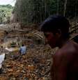 Yanomami segue agentes ambientais em uma mina de ouro durante operação contra o garimpo ilegal, em 2016  Foto:  Bruno Kelly/Reuters