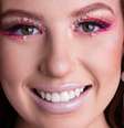 Carnaval com brilho! Esses 4 truques de maquiagem do TikTok vão te ajudar colar strass sem perrengues.  Foto: Shutterstock / Purepeople