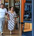 Rodrigo Lombardi e a mulher, Betty Baumgarten, jantaram e passaream por shopping do Rio de Janeiro em 31 de janeiro de 2023.  Foto: AGNews, Edson Aipim / Purepeople