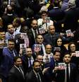 Grupo de parlamentares da oposição carregam cartazes com os dizeres: 'Fora Lula' durante a cerimônia de posse da 57ª Legislatura da Câmara dos Deputados  Foto: Wilton Júnior