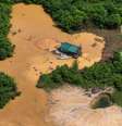 O mercúrio, usado na extração de ouro e cassiteria, polui os rios, mata os peixes e também contamina os indígenas.   Foto:  Chico Batata/Greenpeace