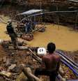 Operação do Ibama contra o garimpo ilegal de ouro em terras indígenas, em 2016  Foto: Reuters