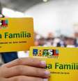 Beneficiários exibem cartões do Bolsa Família.  Foto: Agência Brasil (20/10/2010) / Estadão