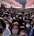 O Japão ainda mantém os requisitos de uso de máscaras faciais  Foto: Reuters / BBC News Brasil