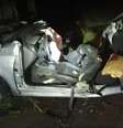 Carro quase dobrou ao meio com o impacto da batida  Foto: Reprodução/TV Globo
