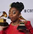 Samara Joy posa com seus prêmios durante o 65º Grammy Awards, em Los Angeles, Califórnia, EUA, 5 de fevereiro de 2023  Foto: Reuters/Mike Blake