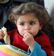 Menina escapou ilesa após prédio desabar na Síria  Foto: Mahmoud Hassan/Reuters