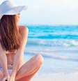 Os biquínis absorventes são opções confiáveis para curtir a praia ou piscina durante o período menstrual -  Foto: Shutterstock / Alto Astral