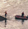 Bombeiros atuam no resgate em embarcação que naufragou no Rio   Foto: TV Globo