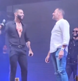 Gusttavo Lima chama fã para subir no palco e oferece bebida  Foto: Reprodução/Twitter