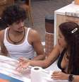 Gabriel e Paula conversam na cozinha do BBB 23  Foto: Reprodução/Globo
