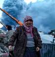 Mulher diante de escombros de prédio desmoronado em Iskenderun, na Turquia  Foto: EPA / Ansa - Brasil