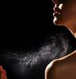 Descubra agora a maneira correta de fazer seu perfume durar mais tempo na pele -  Foto: Shutterstock / Alto Astral
