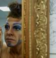 Hinacio King se prepara para participar de concurso de drag king, em São Paulo  Foto: REUTERS/Carla Carniel