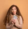 Amanda Dias compartilha dicas de educação financeira para quem ainda não tem finanças  Foto: iStock
