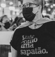Camiseta "Lute como uma sapatão" usada por mulheres lésbicas que se apropriaram do termo  Foto: Peita.me